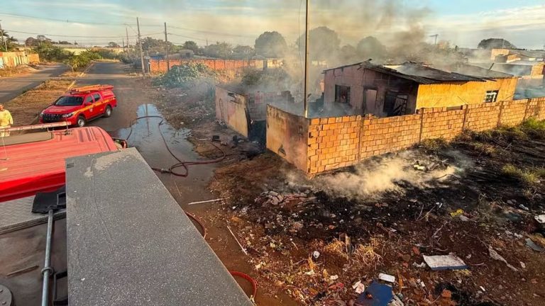 Casa é destruída por incêndio após queima de lixo sair do controle em Araguari