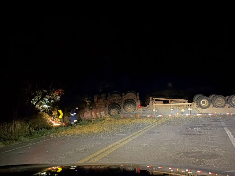 Carreta carregada com milho tomba na GO-330 entre Catalão e Ipameri