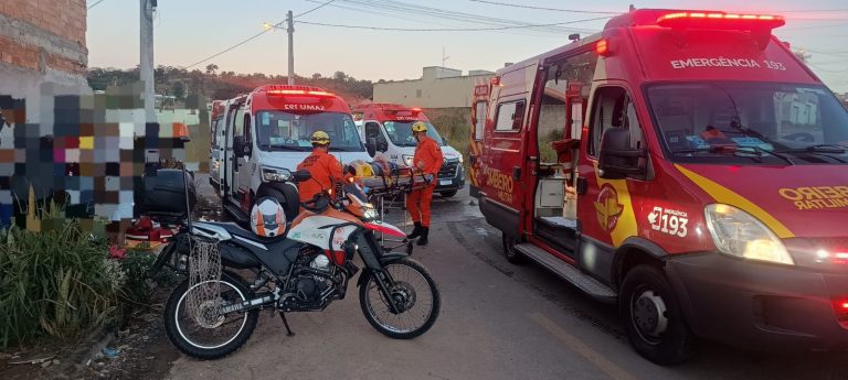 Jovem e duas crianças ficam feridas após moto bater em muro de residência em Caldas Novas