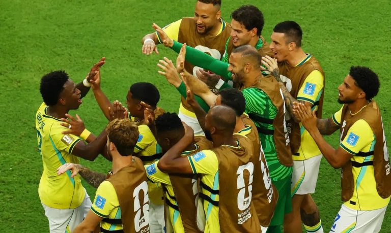 Brasil goleia a Escócia, garante liderança do Grupo C e avança às oitavas da Copa