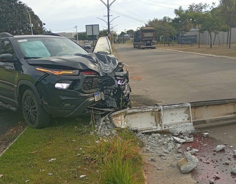 Motorista fica ferido após bater em poste e causar danos à rede elétrica em Catalão