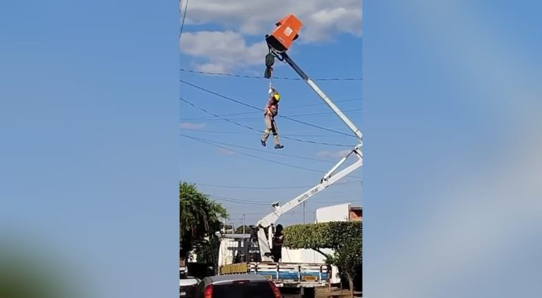 Trabalhador fica pendurado em caminhão cesto durante manutenção da rede elétrica em Araguari-MG