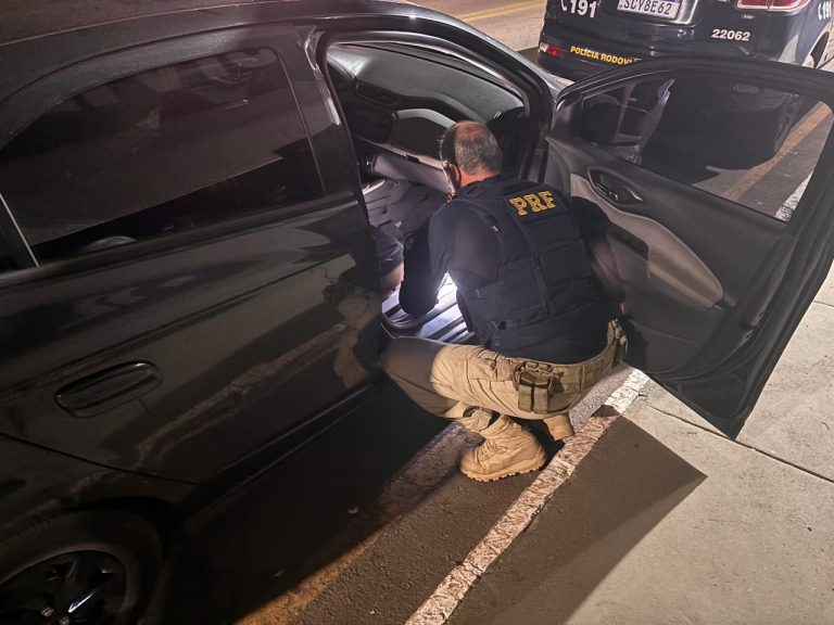PRF recupera carro roubado durante fiscalização na BR-050, em Catalão