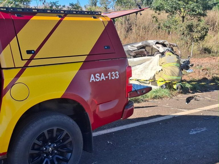 Jovem de 23 anos morre em grave acidente entre dois caminhões e um carro na GO-020, em Ipameri