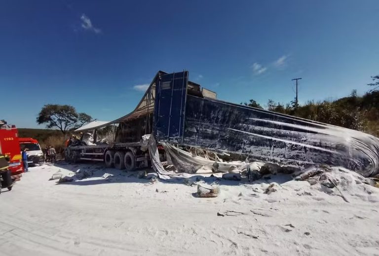 Grave acidente entre carretas deixa um morto e interdita MGC-497 em Uberlândia