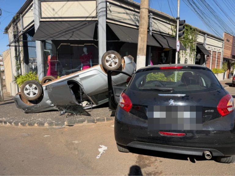 Colisão entre carros termina em capotamento e deixa vítimas em Catalão