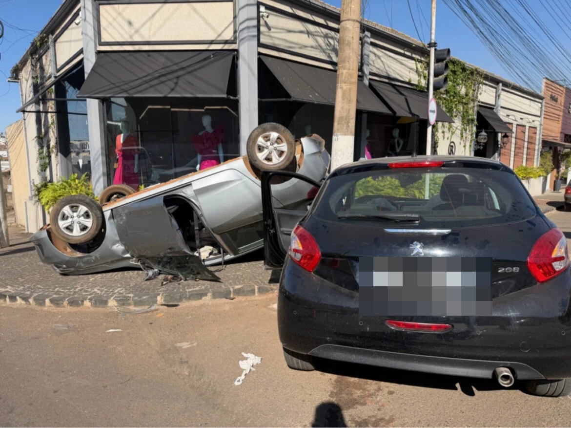 Colisão entre carros termina em capotamento e deixa vítimas em Catalão