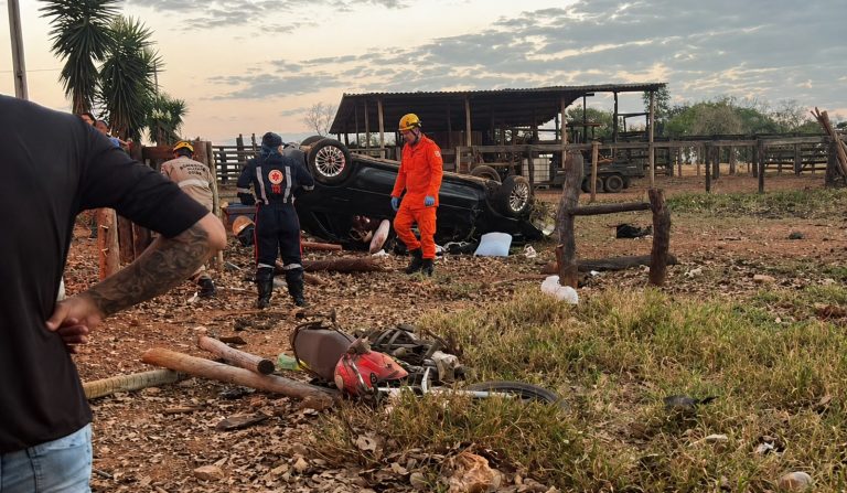 Carro capota após colisão com moto e motociclista fica gravemente ferido em Catalão