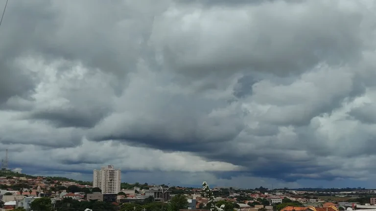 Tempestade pode atingir Catalão com chuva, ventos de 60 km/h e granizo