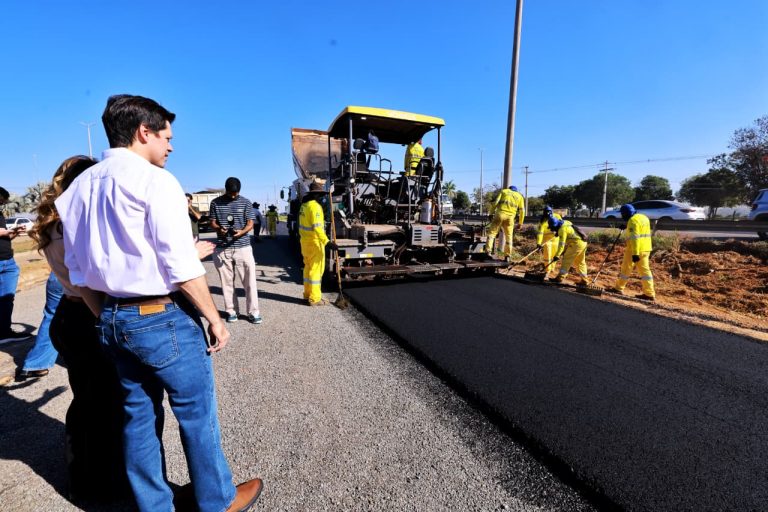 Daniel Vilela vistoria obras da GO-020, que terá tecnologia inédita de pavimentação em Goiás
