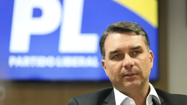Flávio Bolsonaro surge filiado ao partido de Renan Santos e PL não consegue registrar candidatura