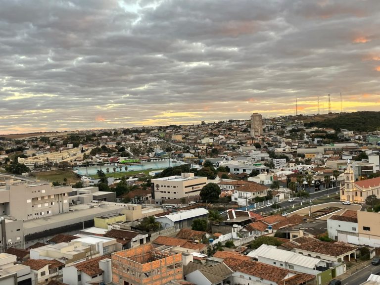 Alerta em Catalão: frente fria traz chance de chuva forte e rajadas de vento