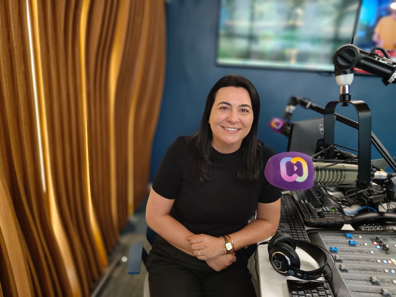 Paula Regina retorna à emissora onde começou sua trajetória no rádio