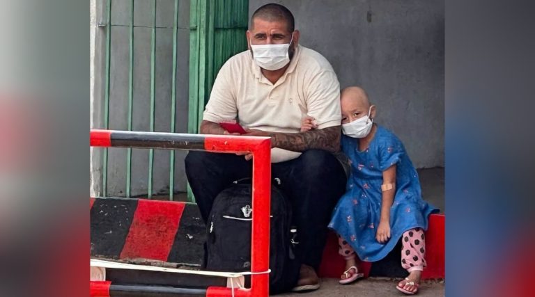 Uma única foto, uma história inteira: pai deixa emprego para cuidar da filha com leucemia e emociona o Brasil