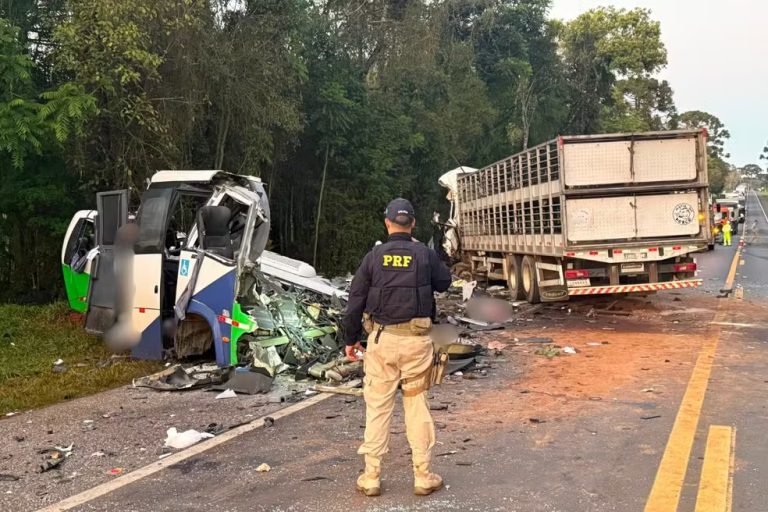 Grave acidente entre micro-ônibus e caminhão deixa 23 mortos na BR-373, no Paraná