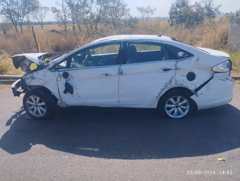 Passageira fica ferida após carro bater contra carreta na BR-050, em Catalão; motor é arrancado com o impacto