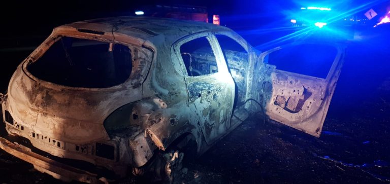 Incêndio destrói veículo na BR-050, em Catalão; ocupantes saem ilesos