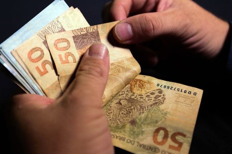 Governo prevê salário mínimo de R$ 1.741 para 2027