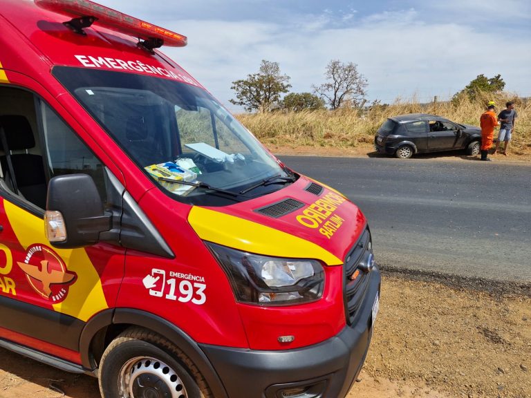 Motorista perde o controle, sai da pista e capota veículo na GO-330, em Ipameri