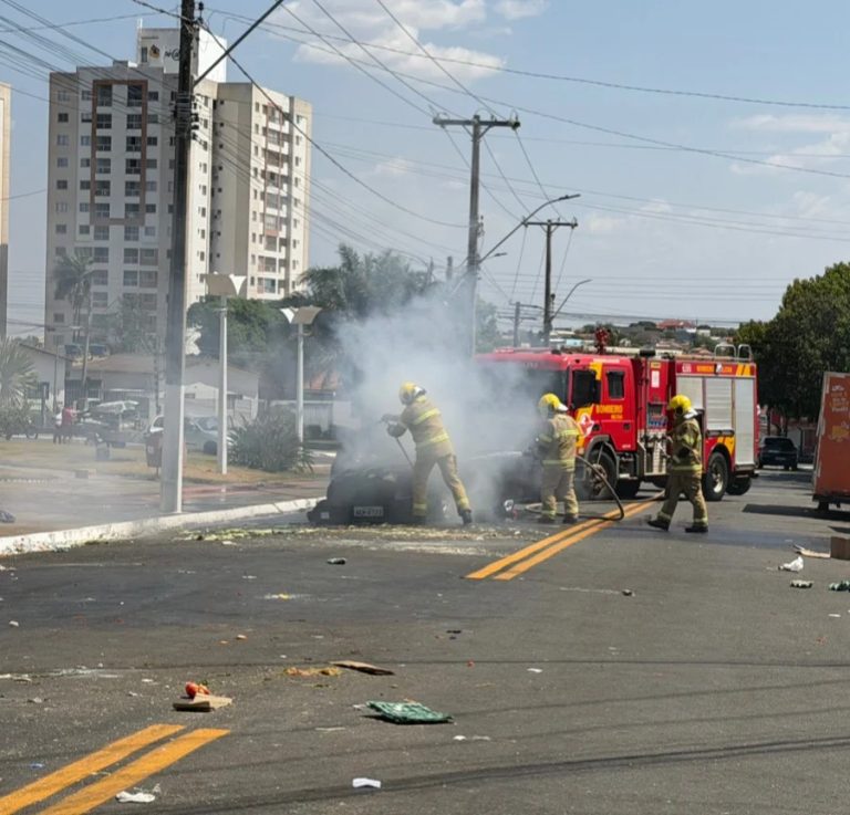 Carro pega fogo no Centro de Catalão e dois ocupantes saem ilesos